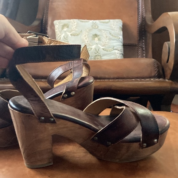 Brown leather size 8 1/2 platforms - Picture 4 of 5